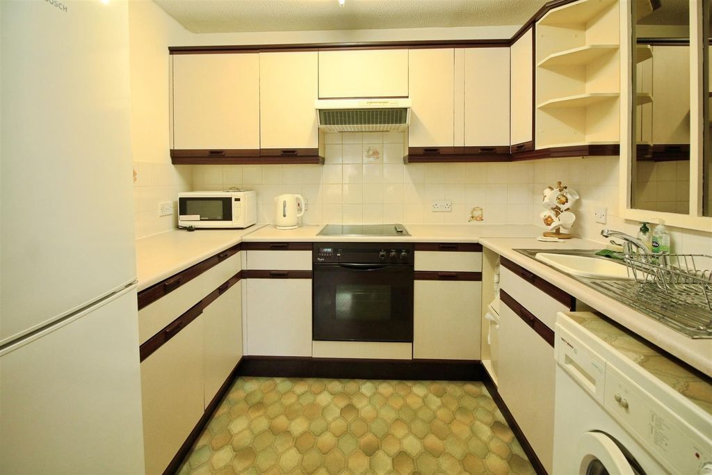 Property photo 2 of 8 Kitchen