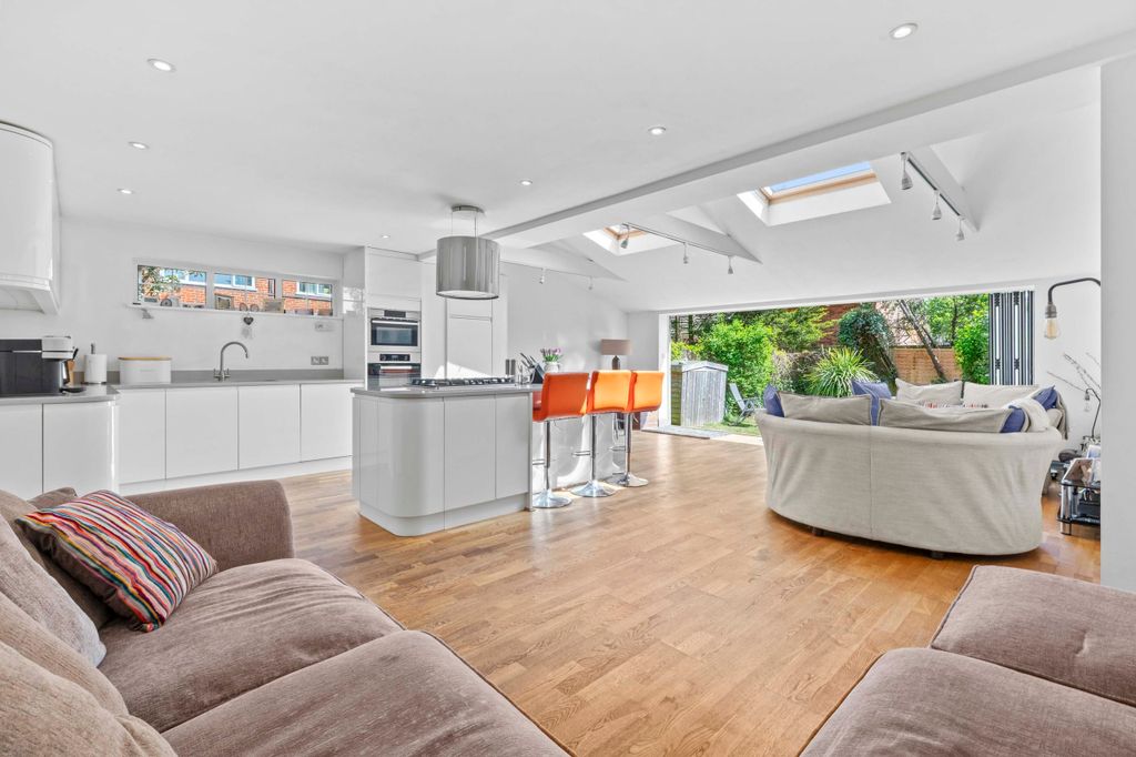 Property photo 1 of 16 1A Chapel Rd, Hp10 9Aa (Low Res)-8