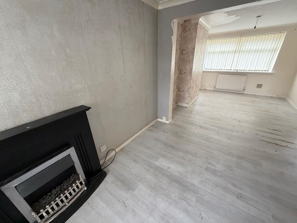 Property photo 3 of 11 Lounge / Dining Room