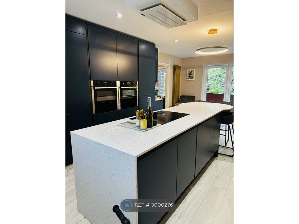 Property photo 3 of 28 Kitchen