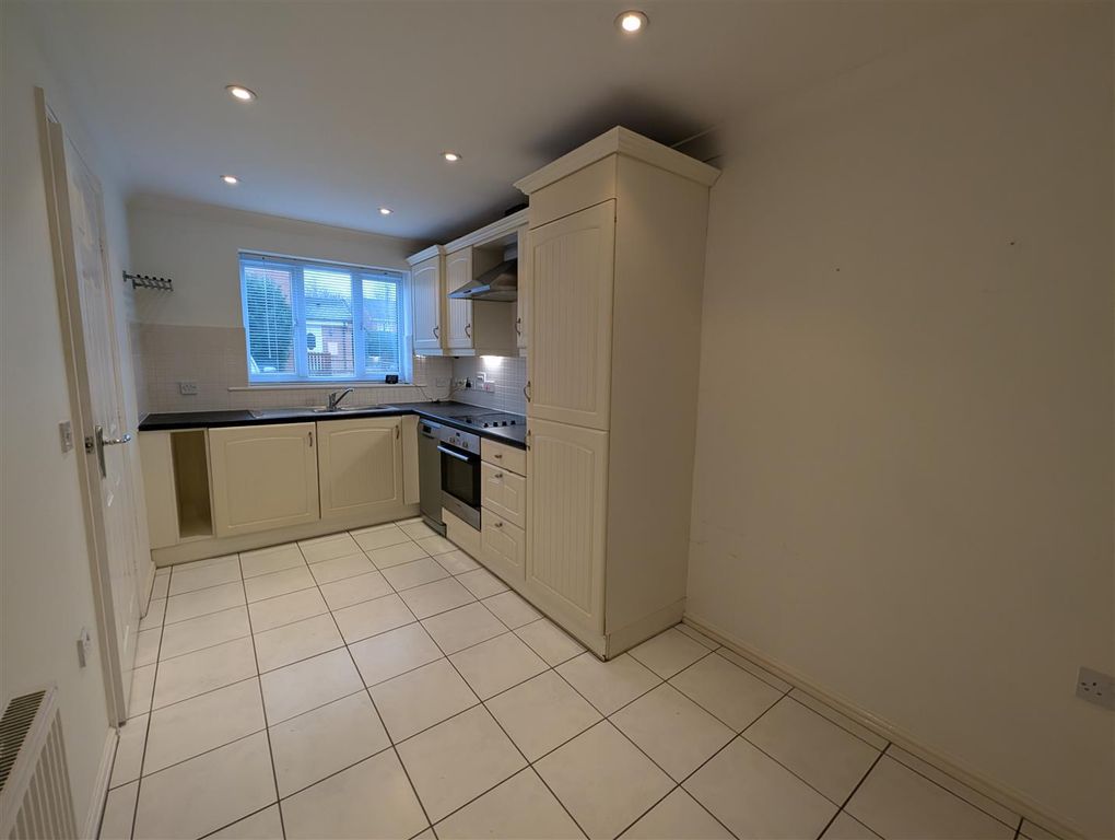 Property photo 3 of 10 Kitchen