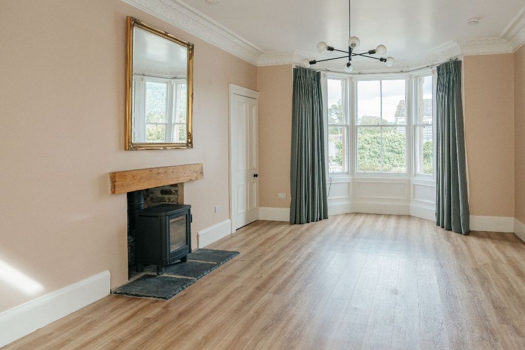 Property photo 2 of 31