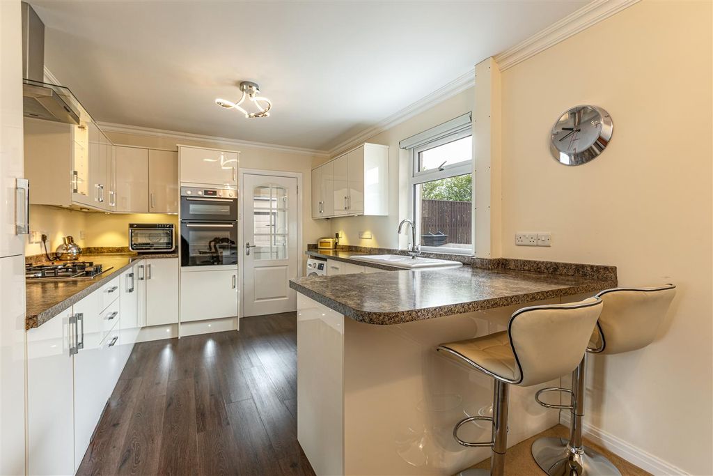 Property photo 2 of 23 51 Glenburn Avenue Newtown St Boswells 07.Jpg