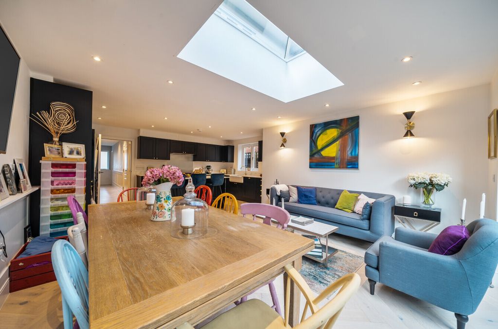 Property photo 2 of 43 Picture No. 11