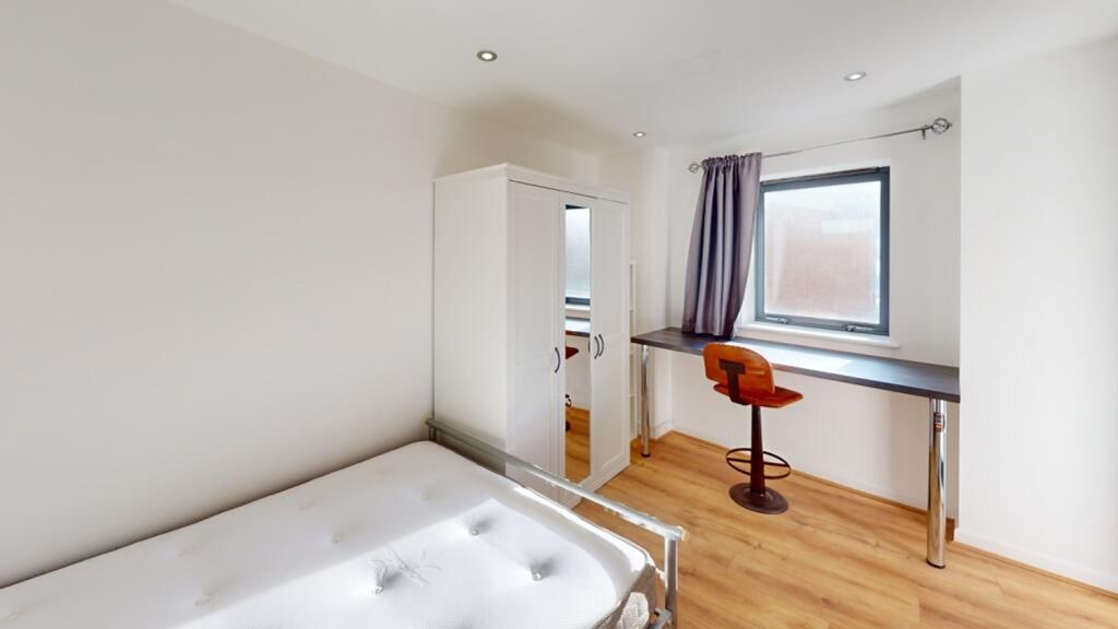 Property photo 2 of 11 A Bright And Spacious Double Bedroom Featuring Mod...