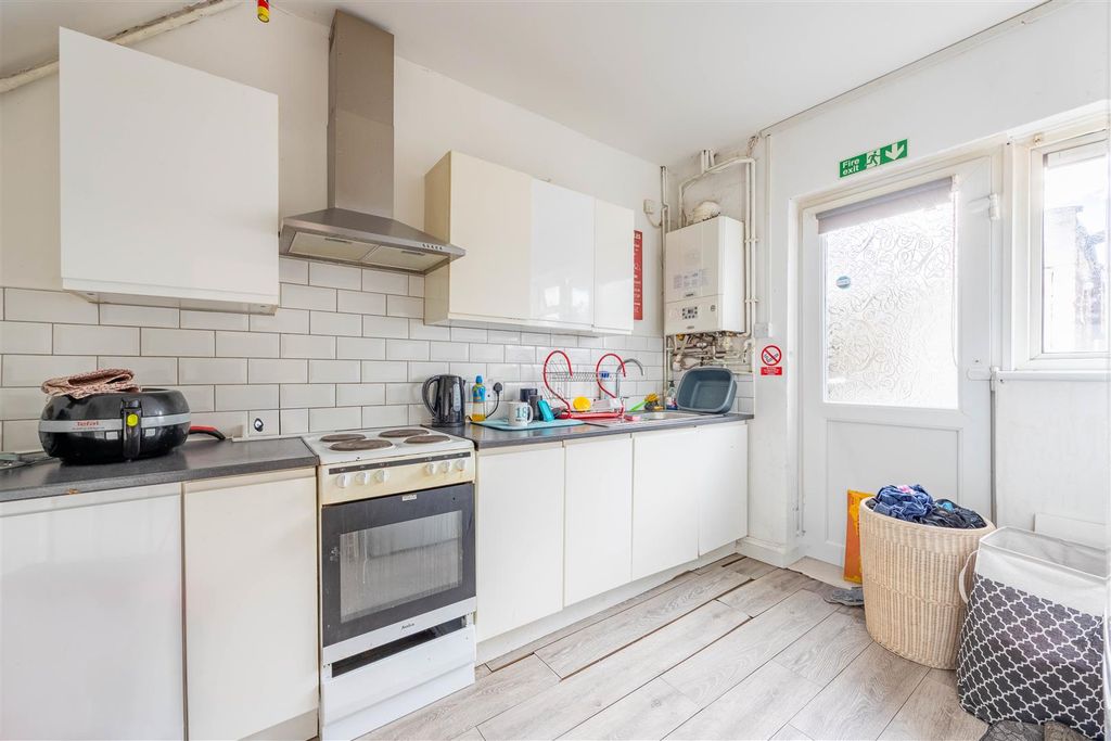 Property photo 2 of 9 Kitchen