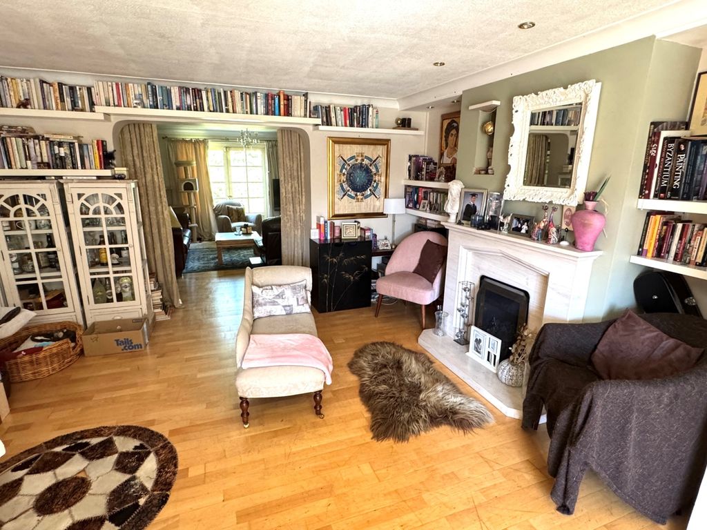 Property photo 3 of 11 Lounge