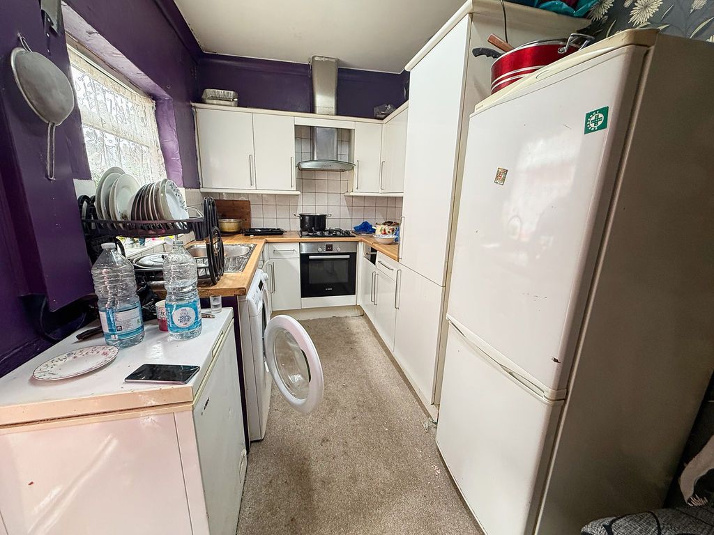 Property photo 2 of 6 Kitchen