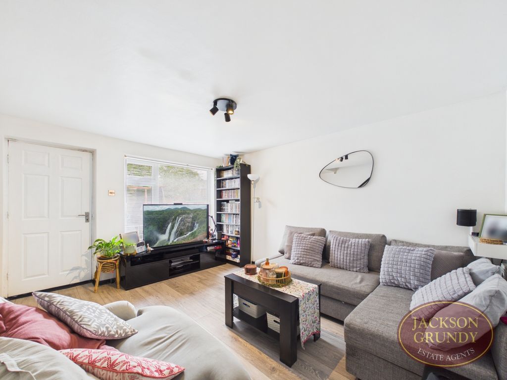 Property photo 3 of 13 Lowlands Close