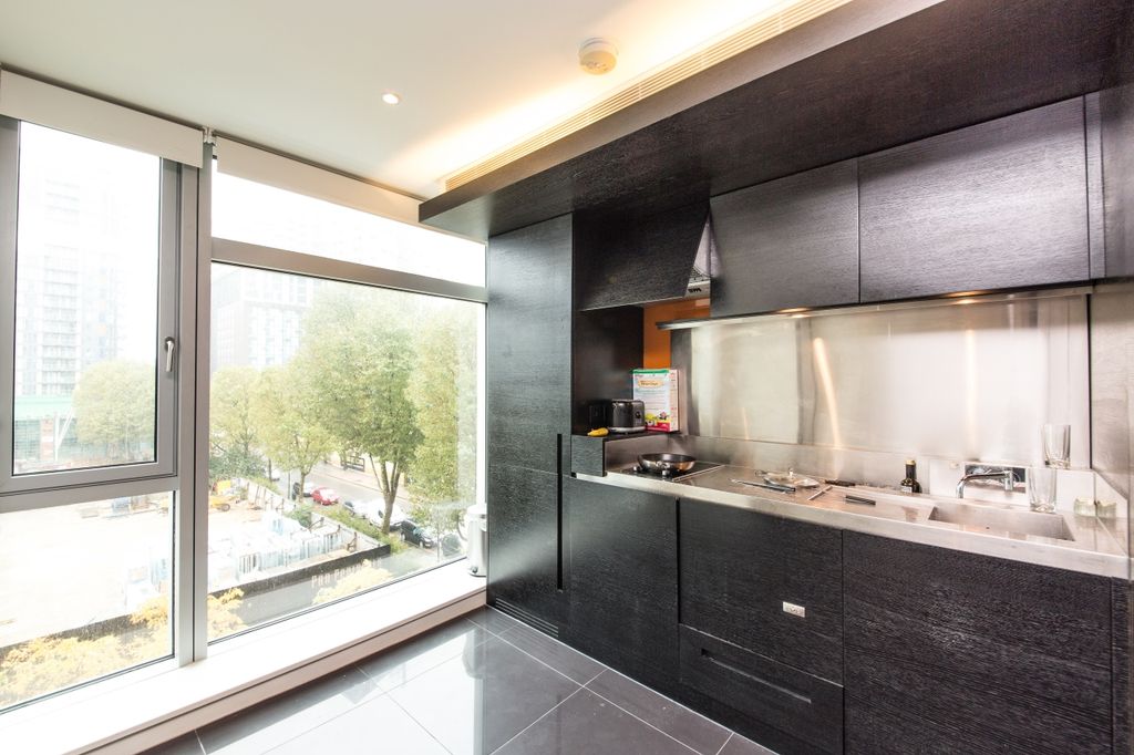 Property photo 3 of 9 Kitchen