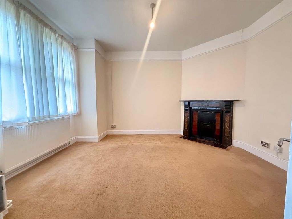 Property photo 3 of 8 6.Jpg