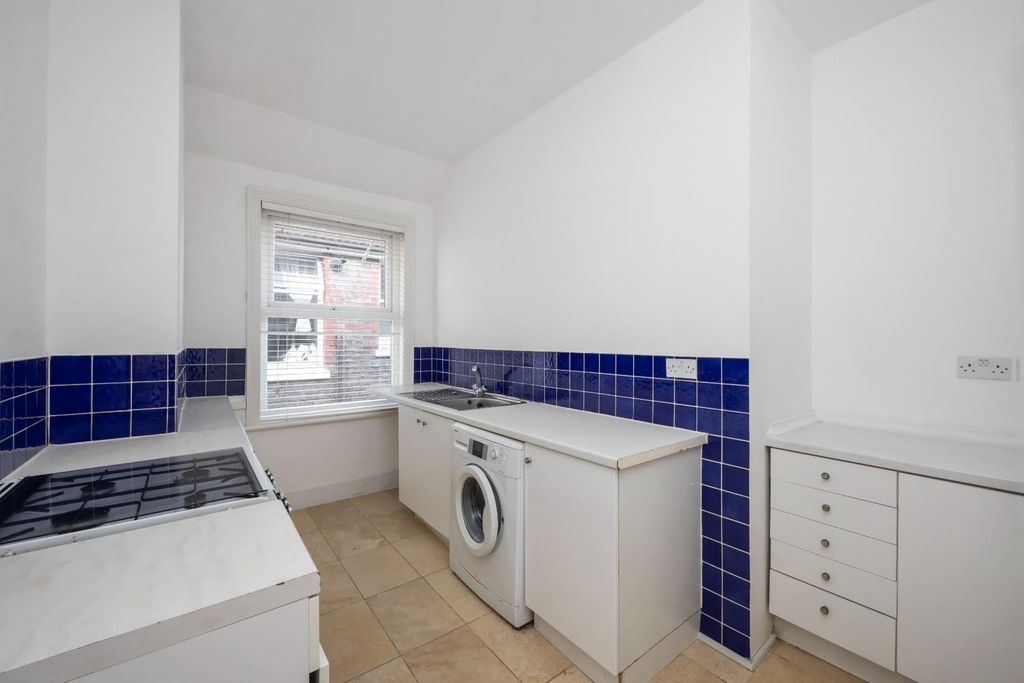 Property photo 3 of 27 Modena Road, 23-001.Jpg