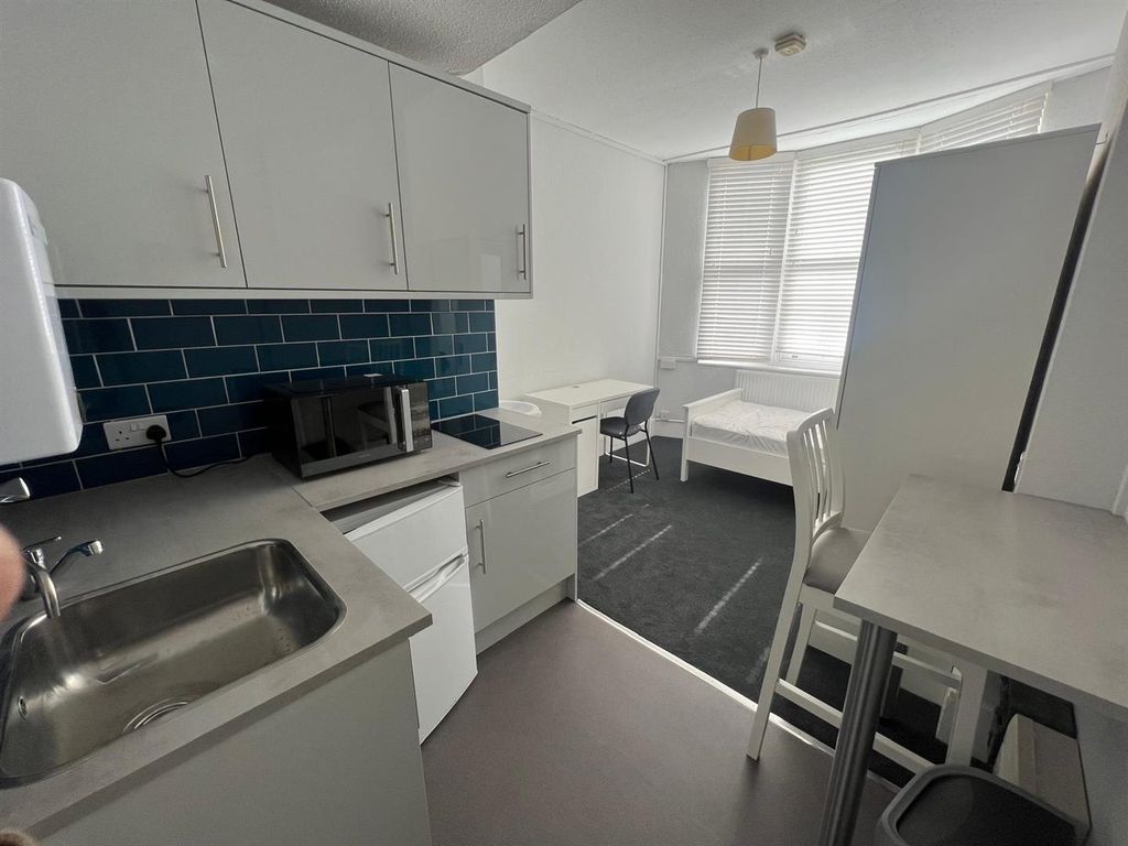 Property photo 3 of 12 Room