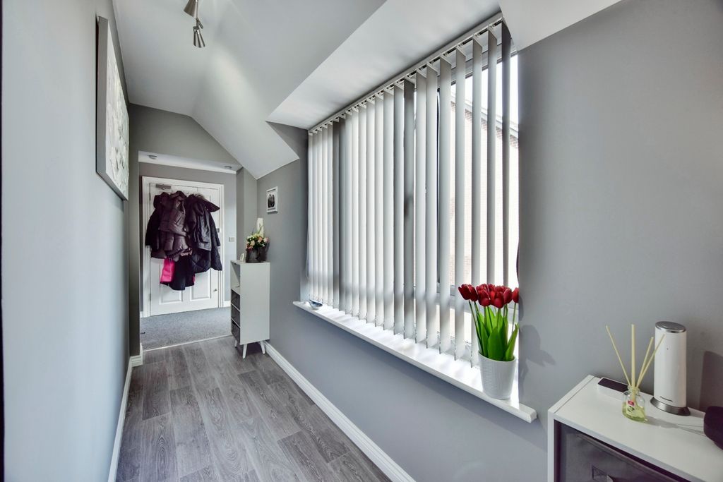 Property photo 2 of 20 Entrance Hallway