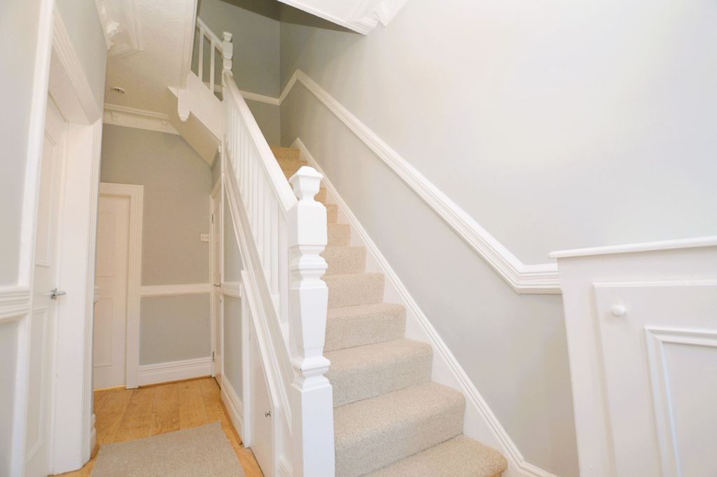 Property photo 2 of 32