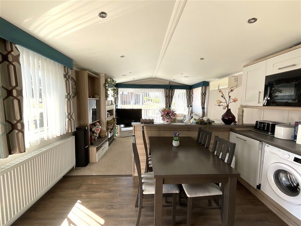 Property photo 3 of 9 Kitchen/Lounge