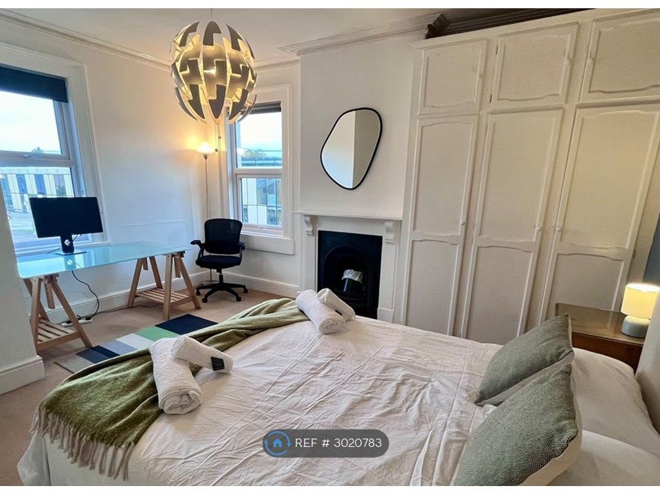 Property photo 1 of 6 Main Bedroom