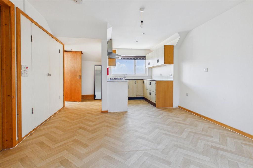 Property photo 2 of 10 Lounge/Kitchen