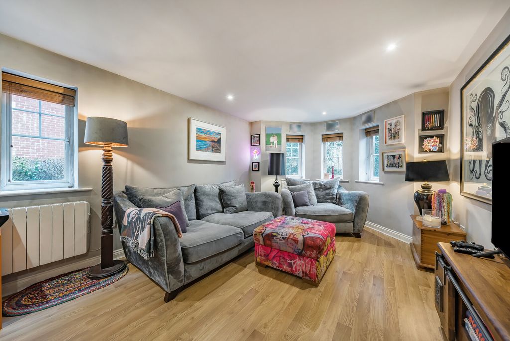 Property photo 2 of 20 1395815-11-695Fa6...