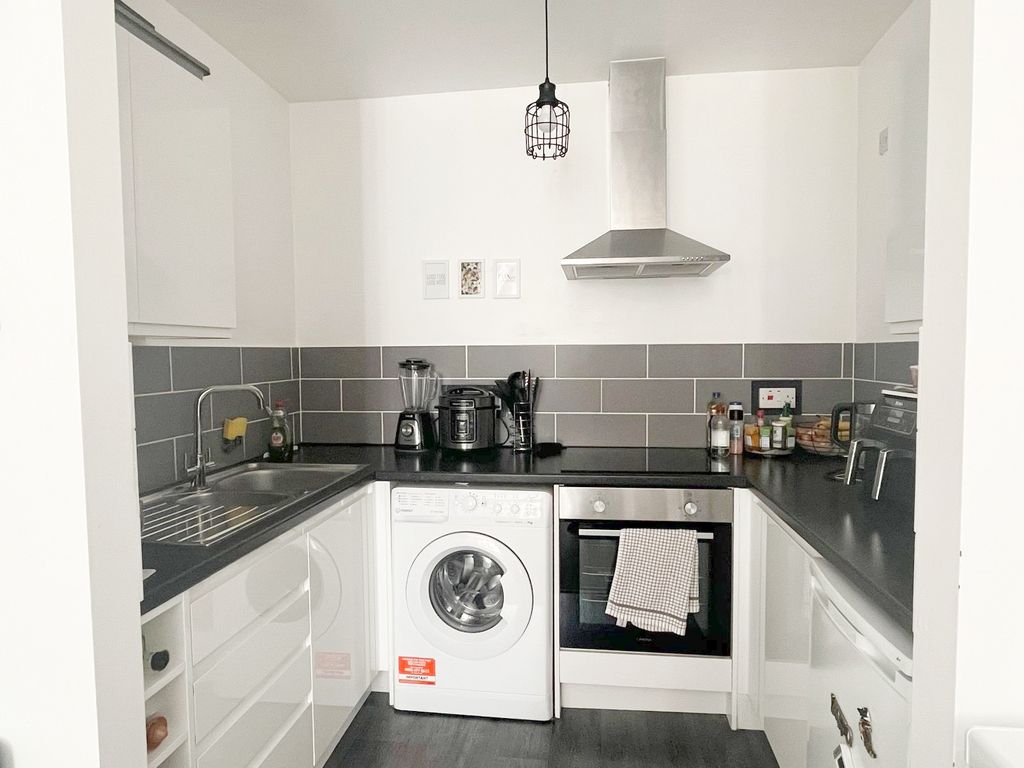 Property photo 3 of 10 Kitchen