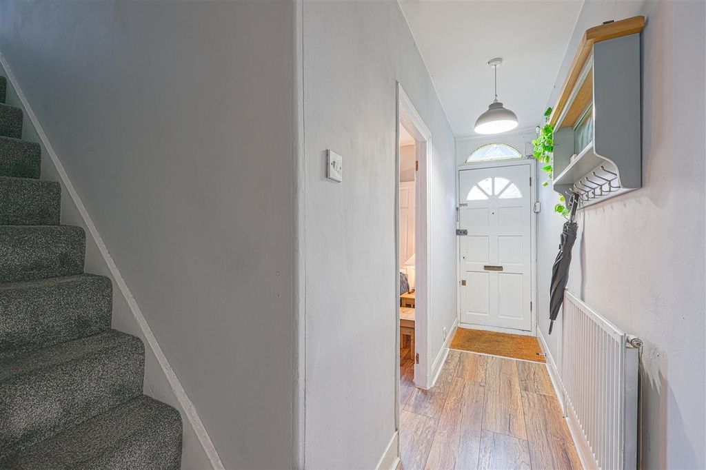 Property photo 3 of 11 Hall