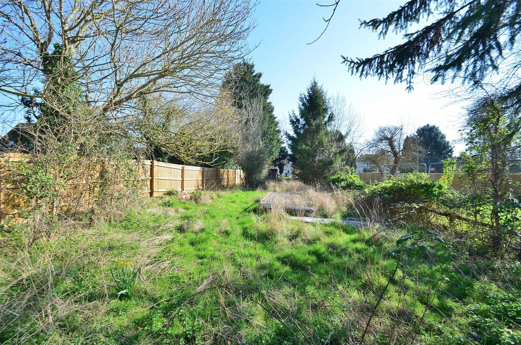 Property photo 2 of 12 Gardens