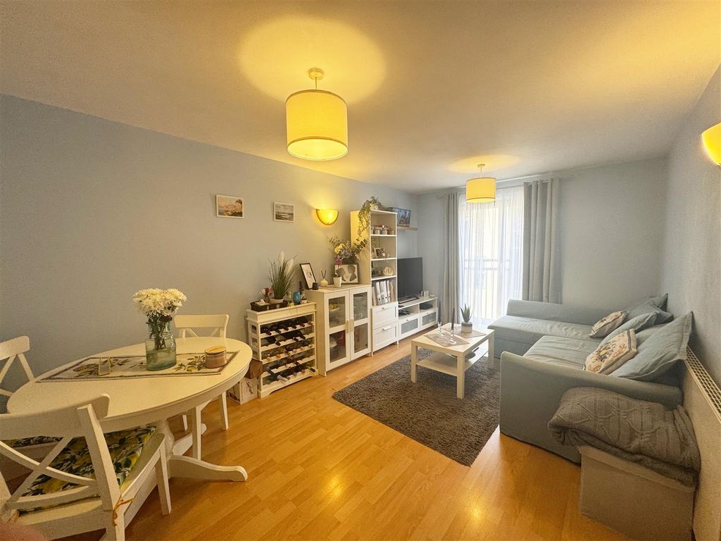 Property photo 2 of 10 Livingroomwide.Png