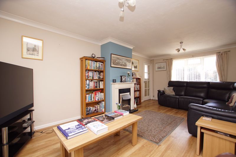 Property photo 2 of 18 Lounge