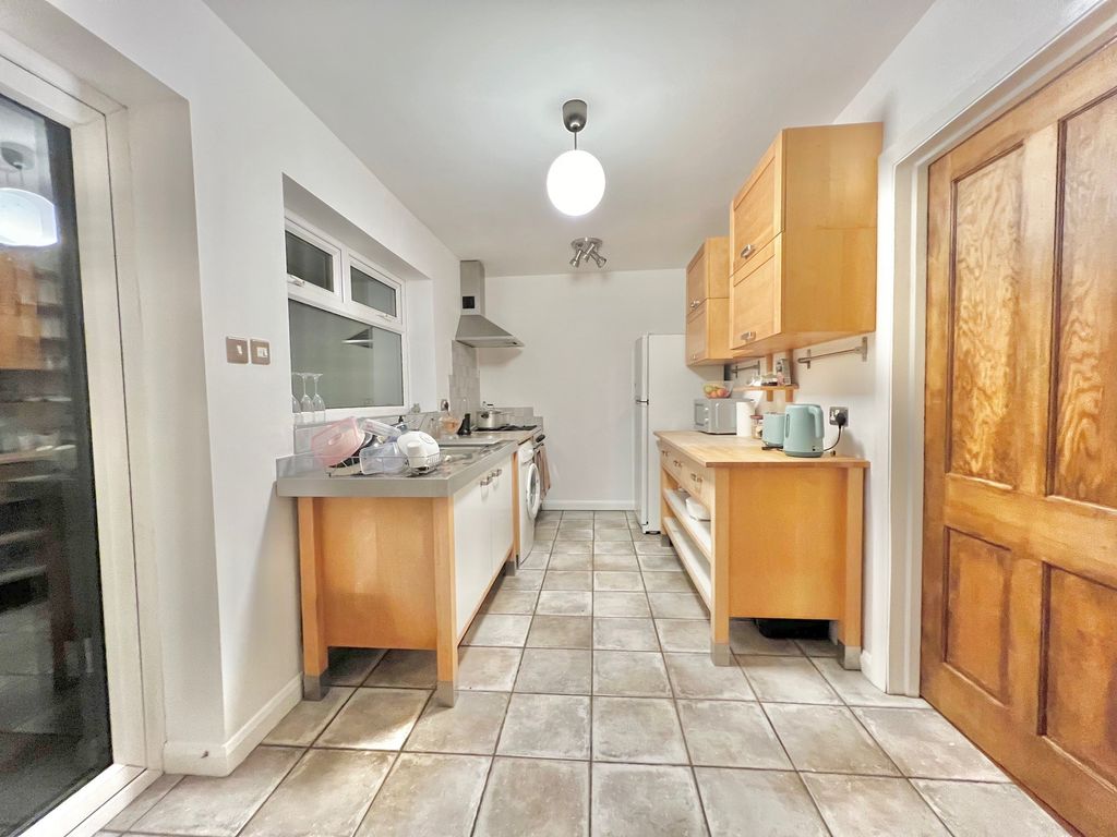 Property photo 3 of 12 Kitchen