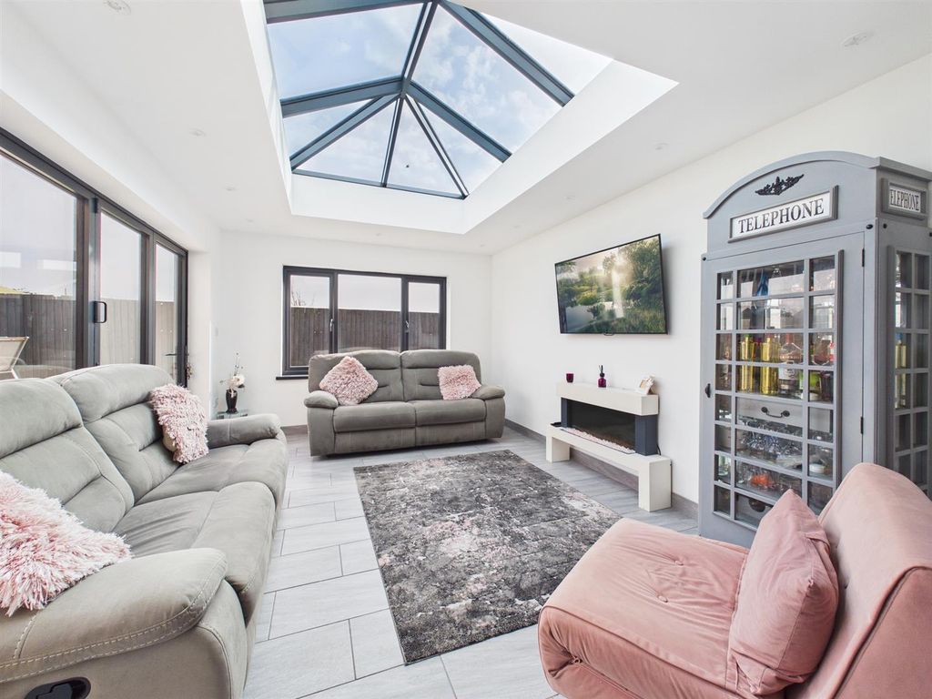 Property photo 3 of 23 Cam04118G0-Pr0042-Still006.Jpg