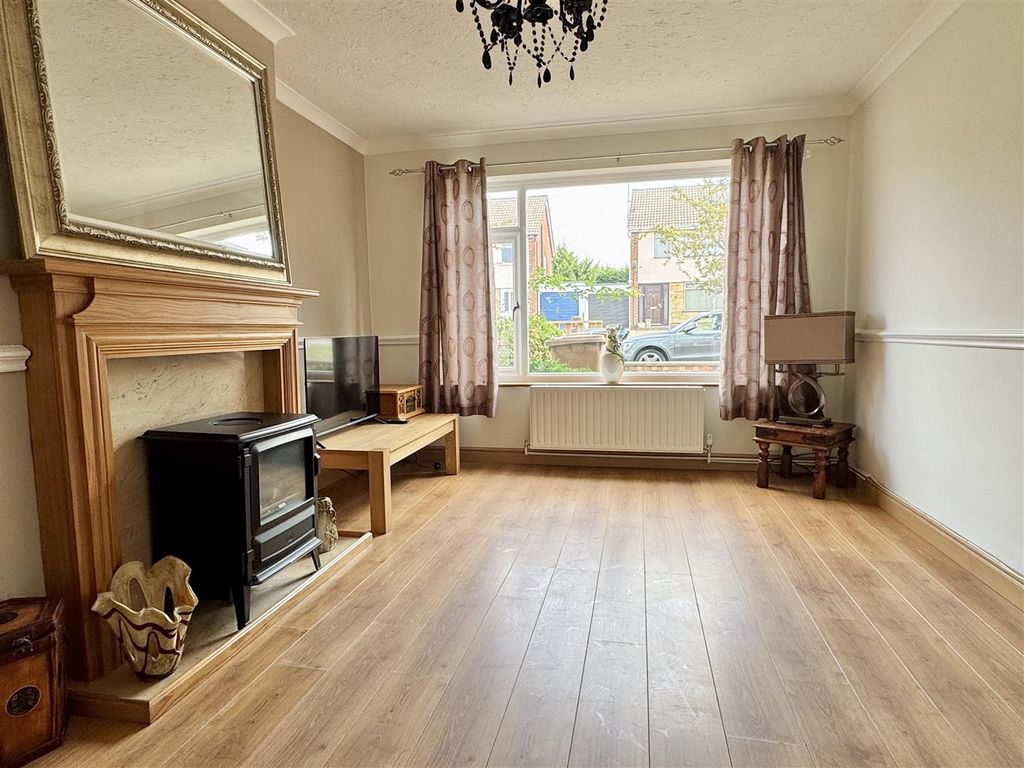 Property photo 2 of 18 Lounge: