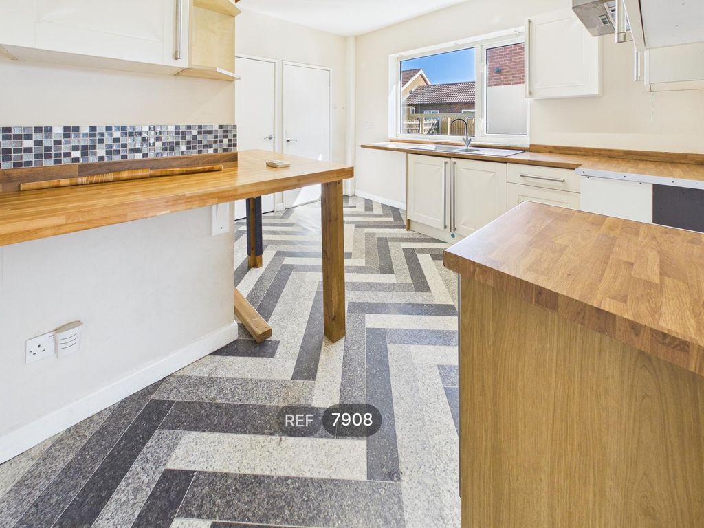 Property photo 3 of 18 Kitchen