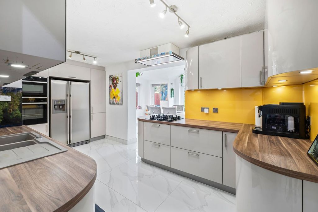 Property photo 3 of 25 Kitchen