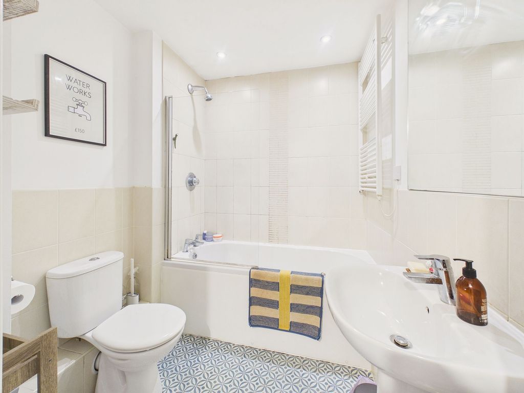 Property photo 3 of 7 Bathroom