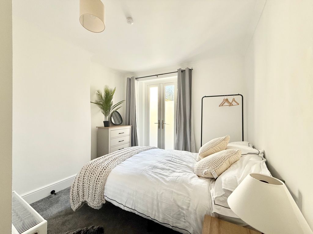 Property photo 2 of 13 Image00021