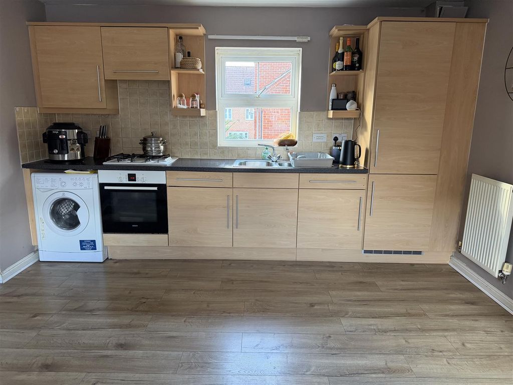 Property photo 3 of 8 Kitchen