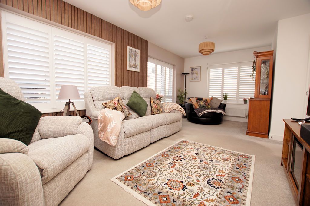 Property photo 3 of 18 Lounge