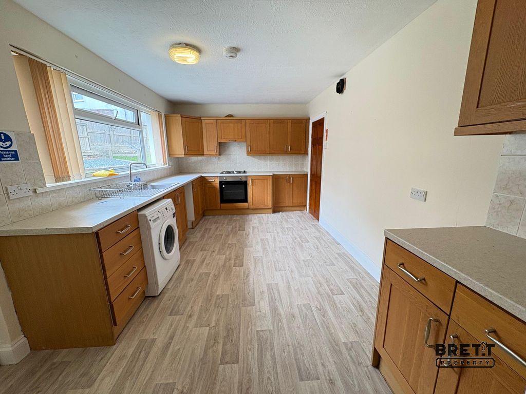Property photo 3 of 13 Kitchen