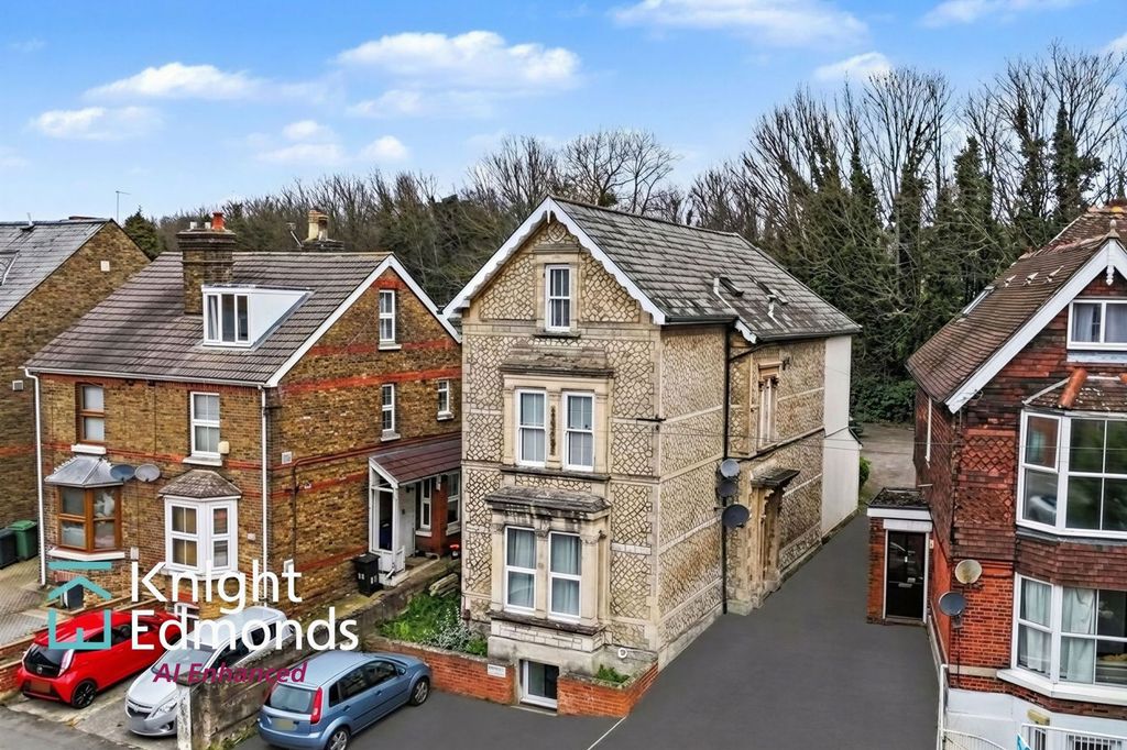 Property photo 1 of 8