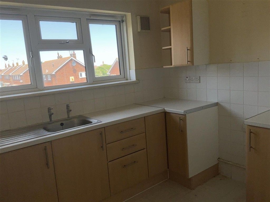 Property photo 3 of 6 Kitchen