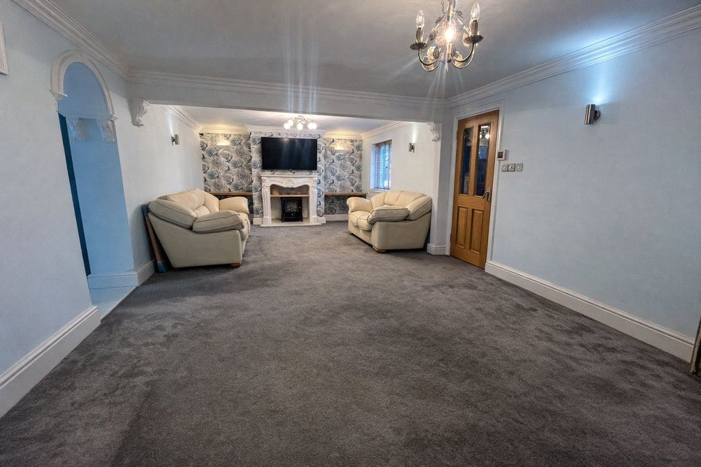 Property photo 2 of 17 Picture No. 32