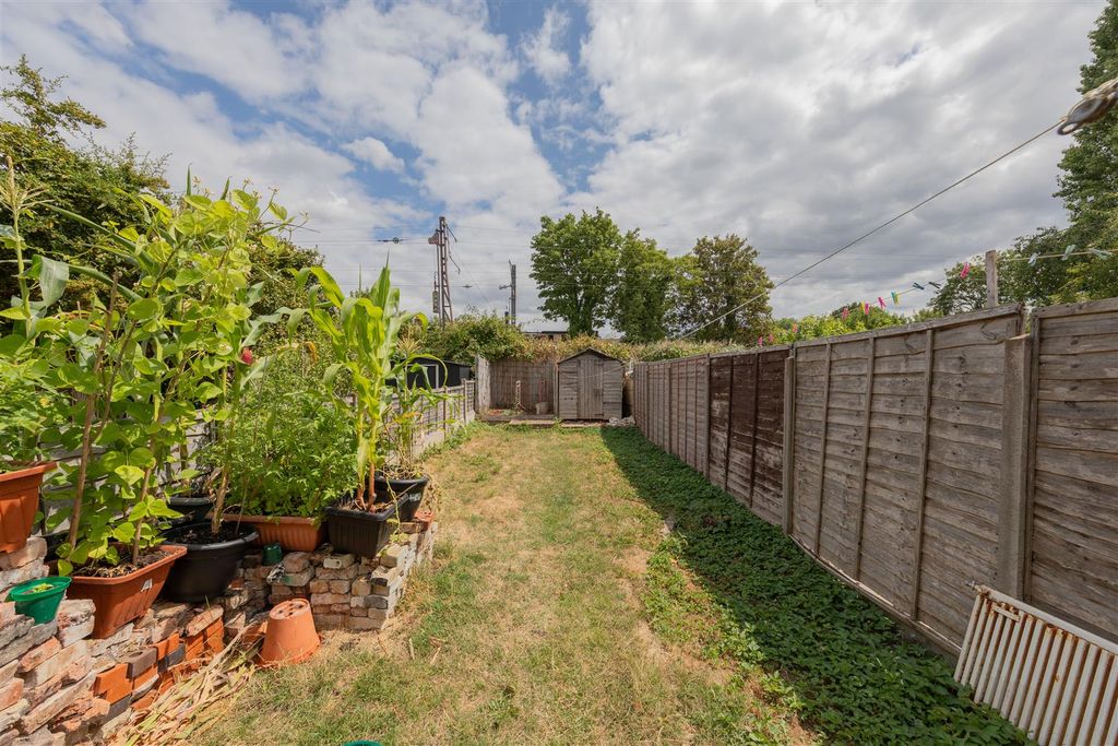 Property photo 3 of 17 Winchester Road E4