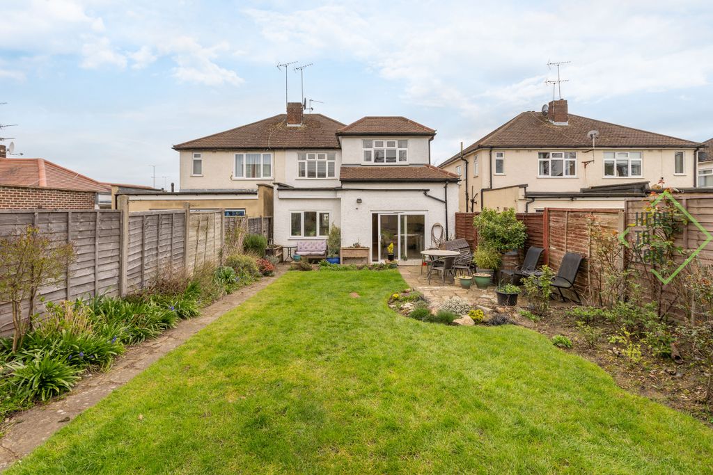 Property photo 1 of 16 Gallants Farm Road, Barnet, En4-Garden2