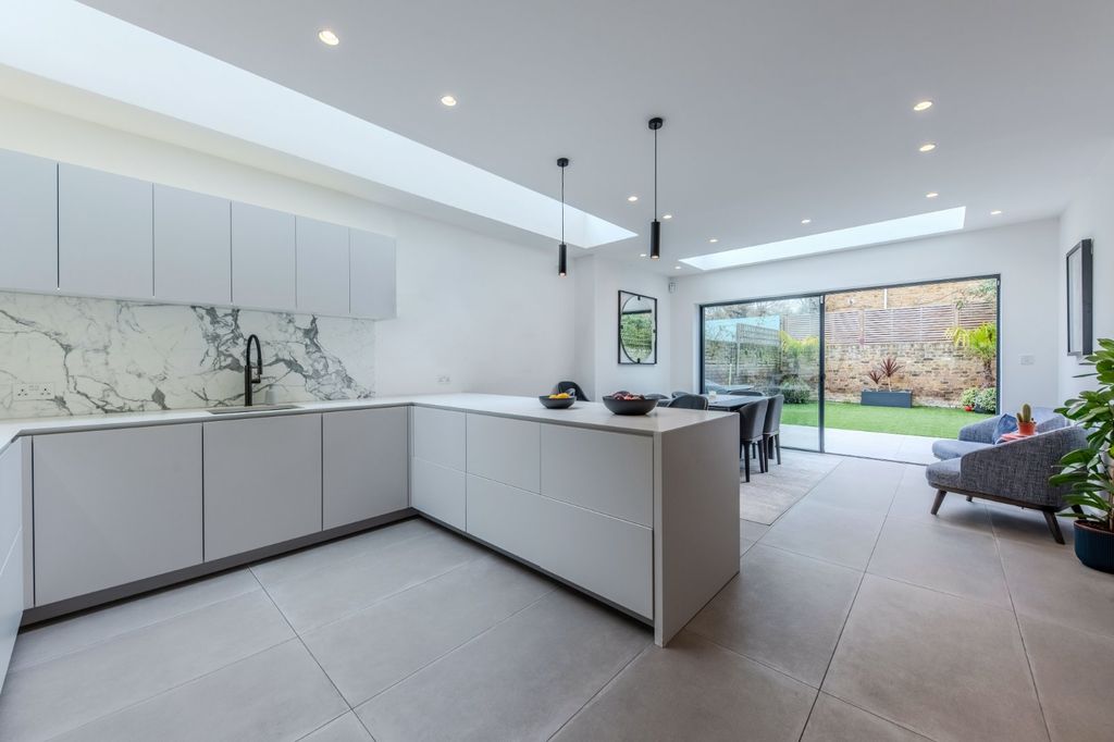 Property photo 1 of 11 Kitchen/Reception