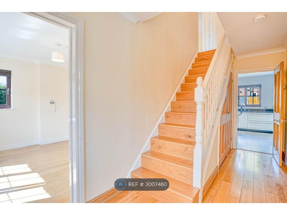 Property photo 2 of 11 Hallway