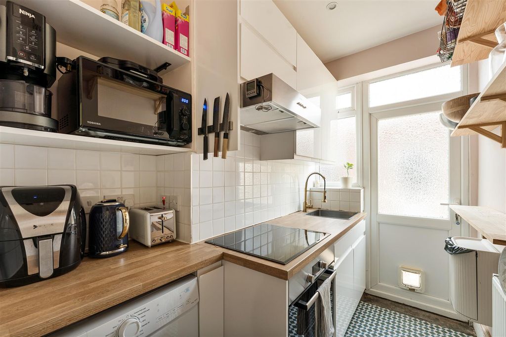 Property photo 3 of 40 Hawarden Road, E17