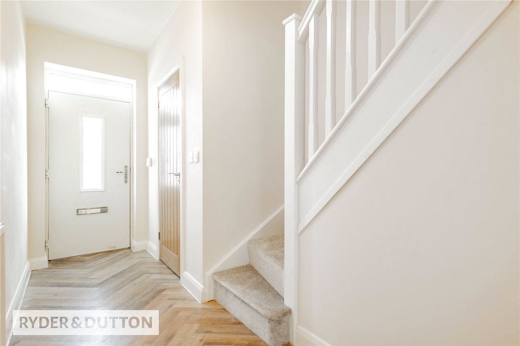 Property photo 3 of 17 Entrance Hallway