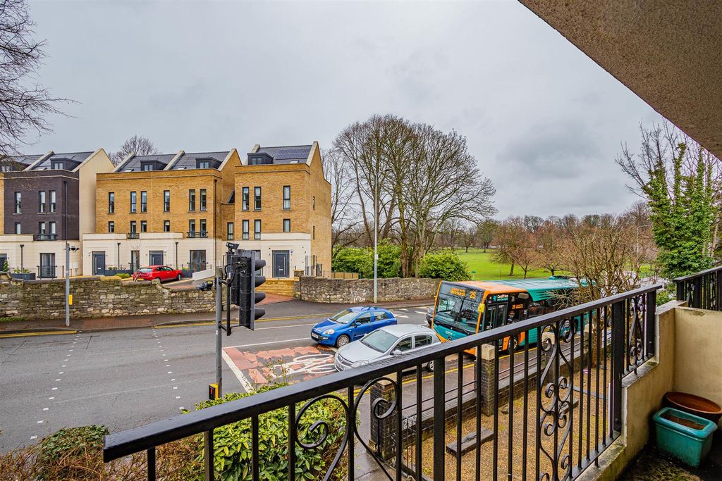 Property photo 1 of 9 Melrose Court 10 (7 Of 8).Jpg