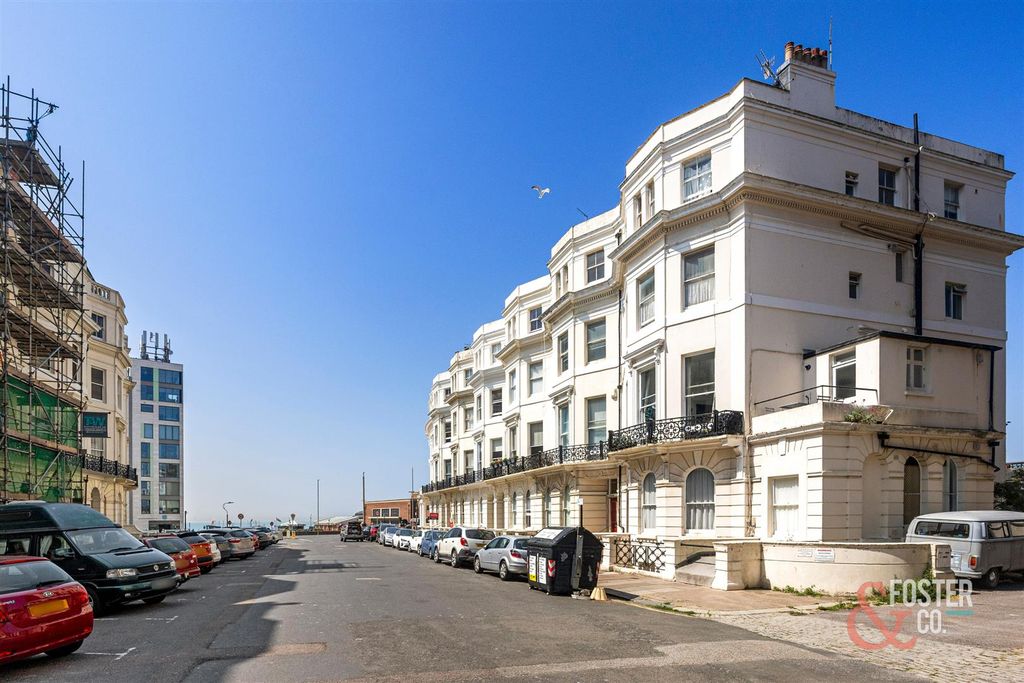 Property photo 1 of 13 St Aubyns 18, Flat 1-011.Jpg