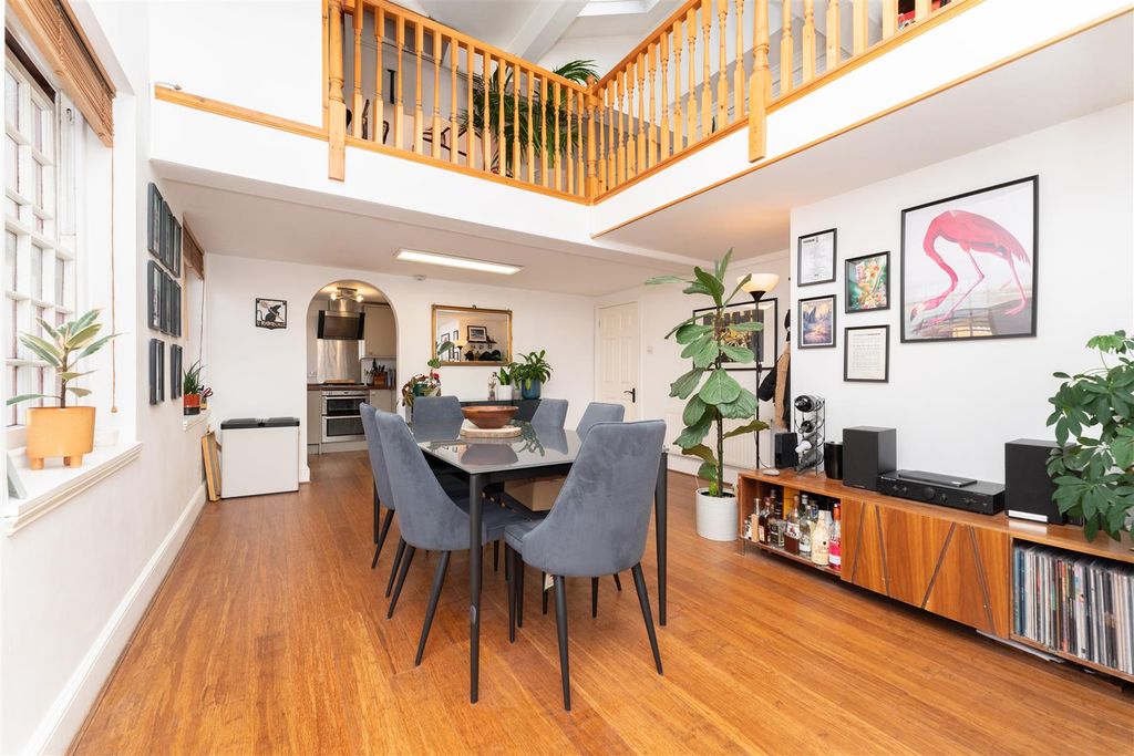 Property photo 2 of 12 32 Osterley Gdns Recp.Jpg